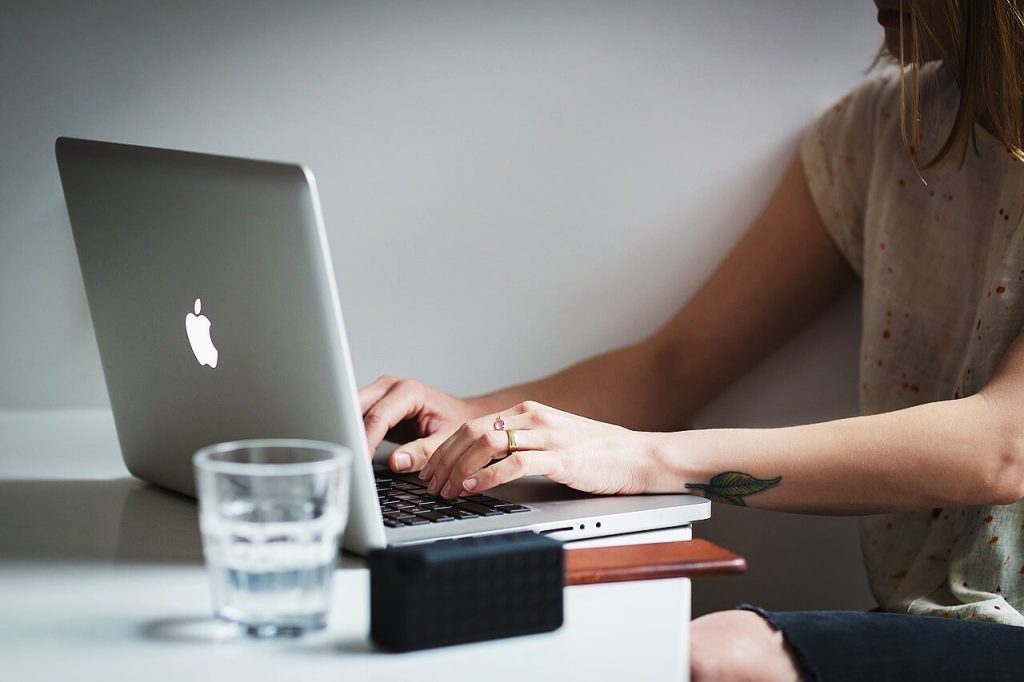 can-i-charge-my-ipad-with-a-macbook-charger-everything-you-need-to-know